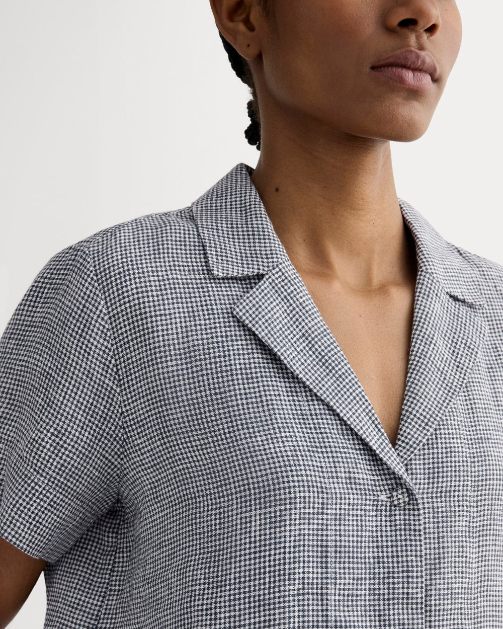 The Notch Shirt in Linen | Midnight Navy Gingham - Image 4