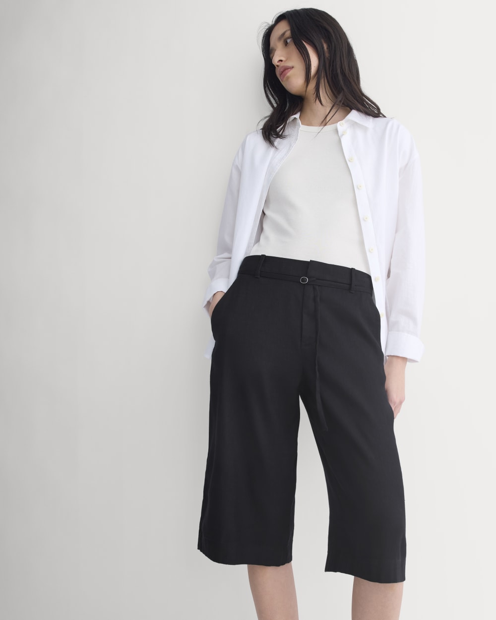 Long Tailored Short in Stretch Linen | Black - Image 7