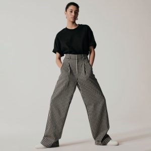 Alternative view of The Draper Pleated Pant in Buttersmooth | Khaki / Black | 30 Inseam