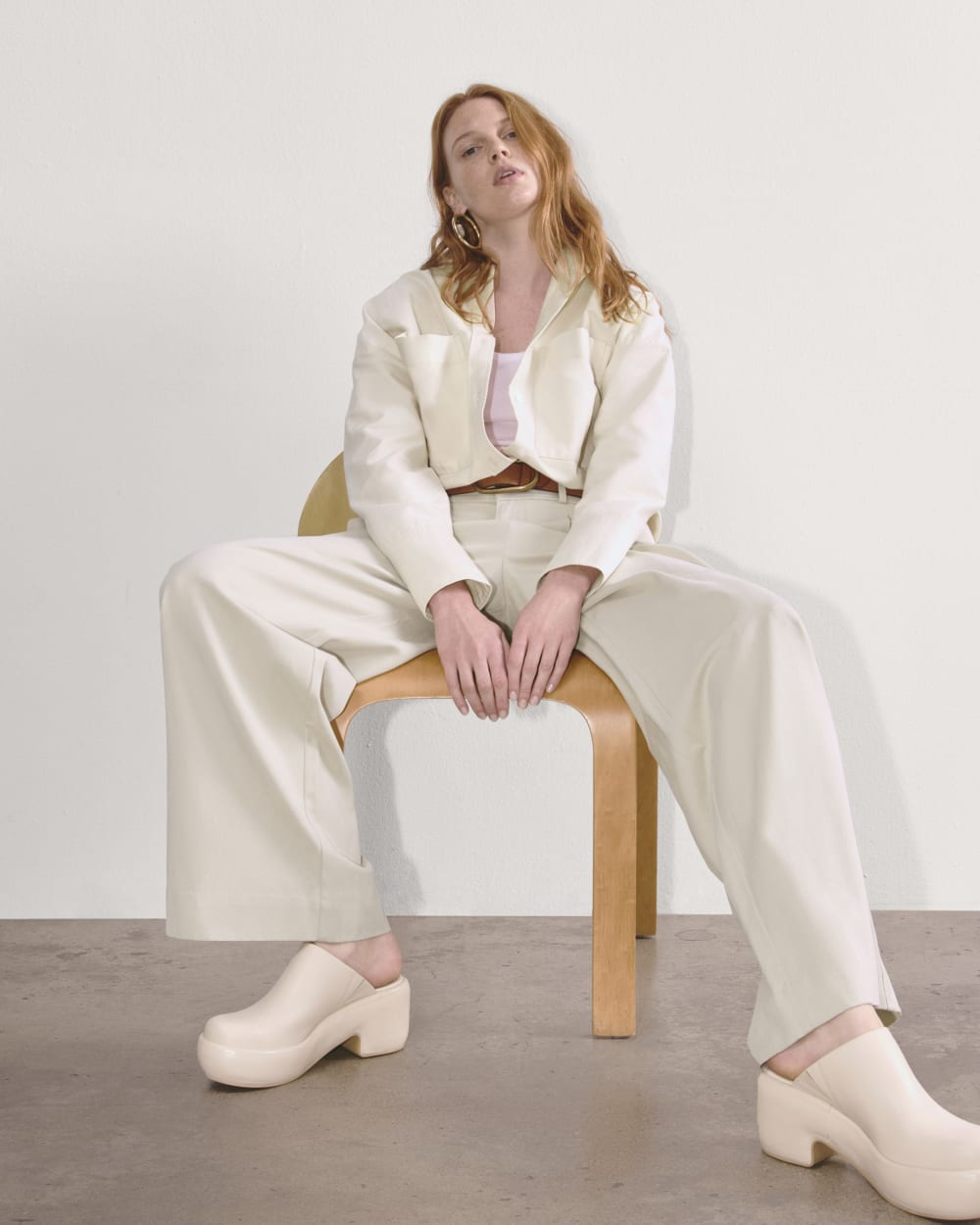 The Draper Pleated Pant in Buttersmooth | Sandstone | 32 Inseam - Image 4