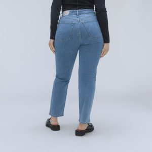 Alternative view of The Cheeky Hourglass Jean | Stone-Washed Sky | 28.5 Inseam