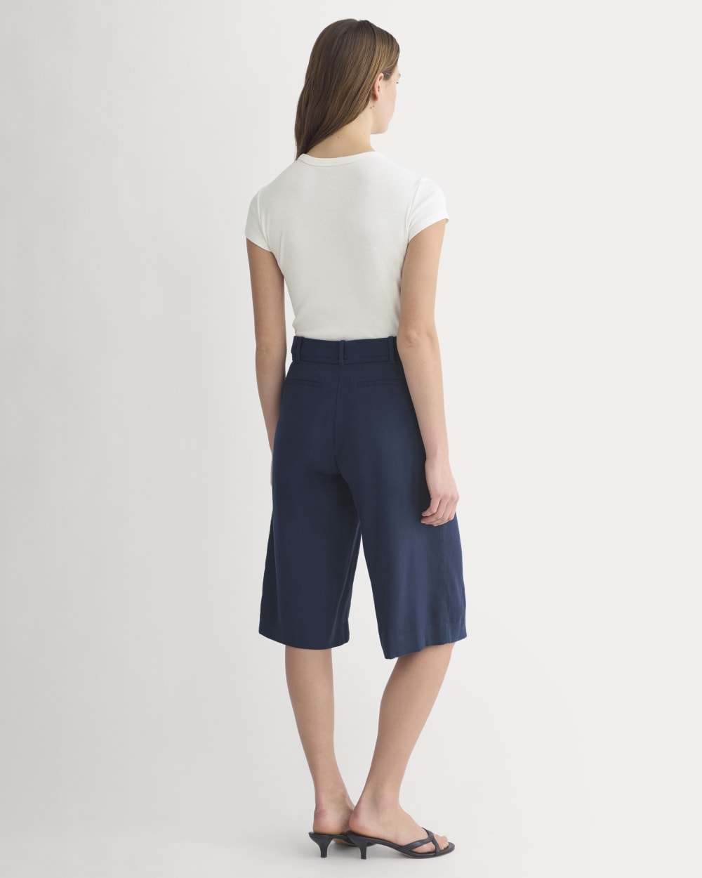 Long Tailored Short in Stretch Linen | Navy - Image 5