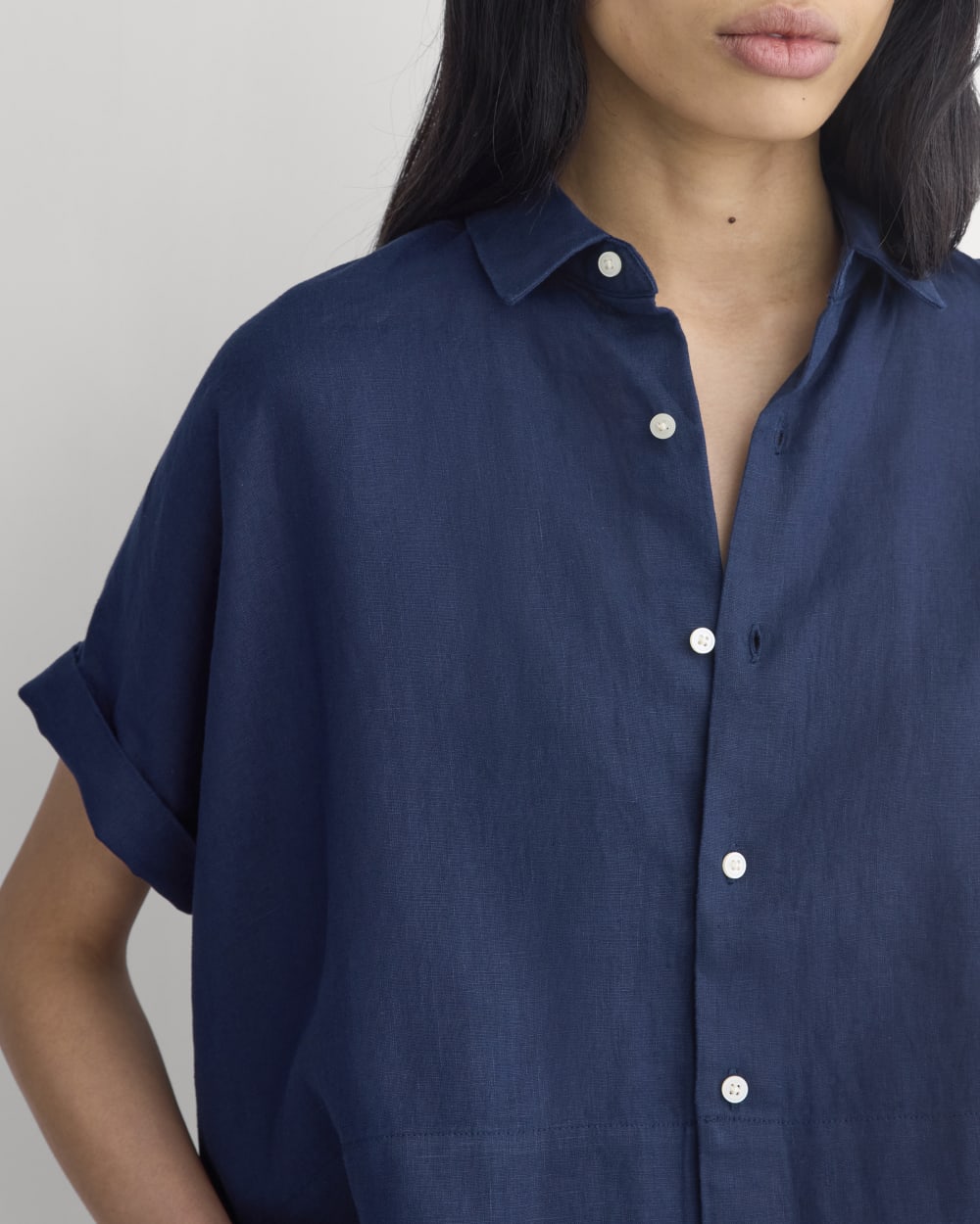 The Boxy Shirt in Linen | Navy - Image 4