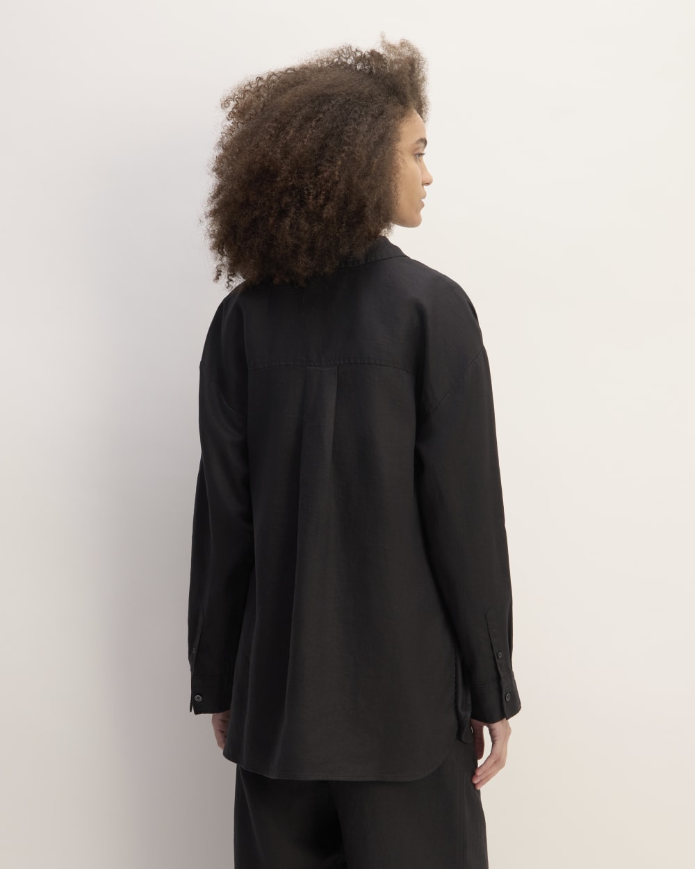 The Boyfriend Shirt in Linen | Black - Image 6