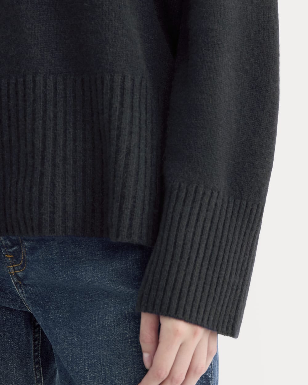 The Boxy Turtleneck in Cashmere | Navy - Image 4