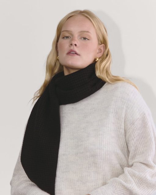 Alternative view of The Waffle Scarf | Black
